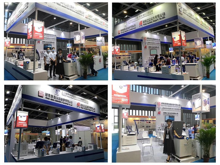 工作人员展位合照